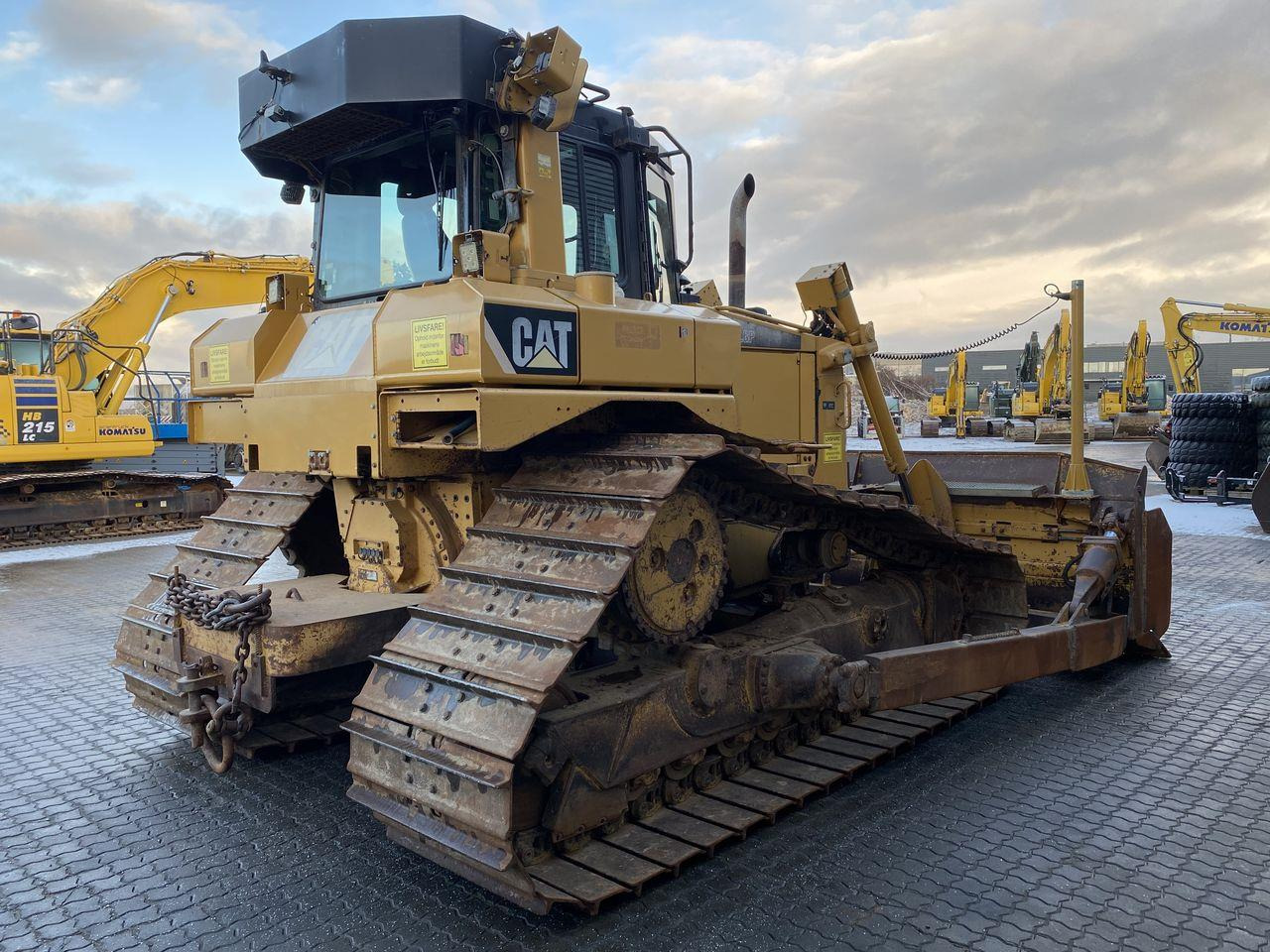 Caterpillar D6T LGP - Buldózer: 4 kép. Caterpillar D6T LGP - Buldózer: 4 kép.