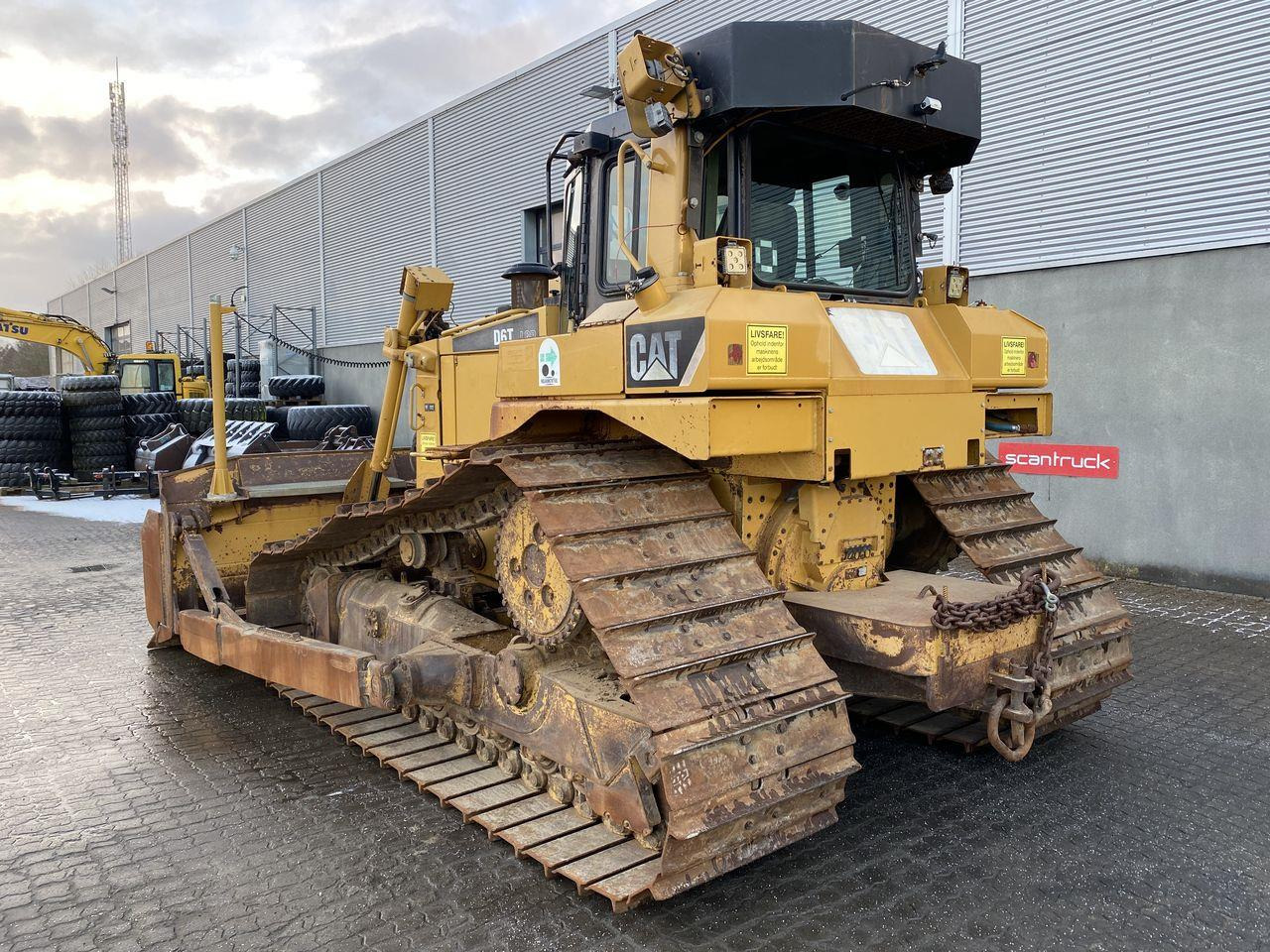 Caterpillar D6T LGP - Buldózer: 2 kép. Caterpillar D6T LGP - Buldózer: 2 kép.