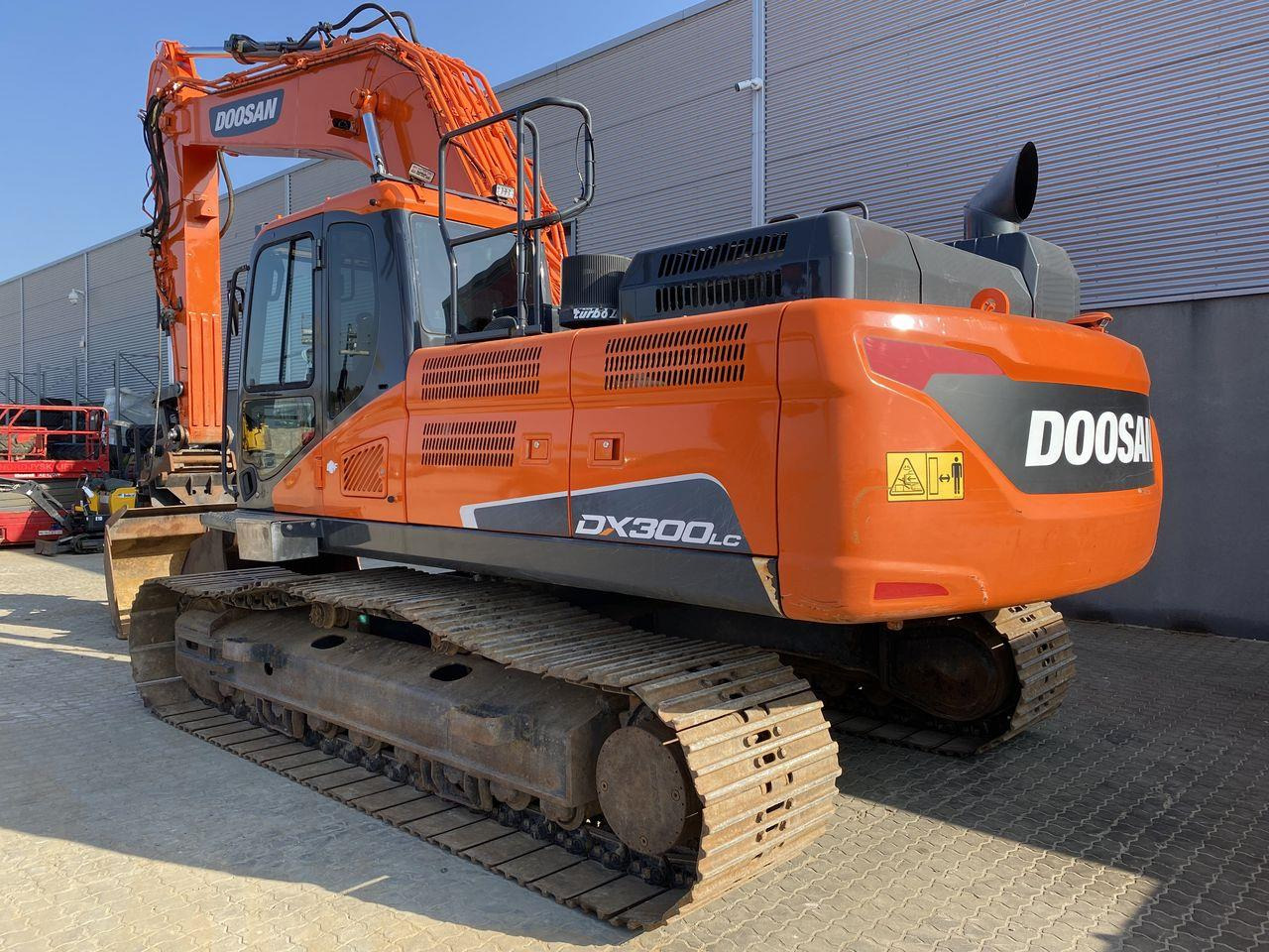 Doosan DX300LC-5 - Lánctalpas kotró: 2 kép. Doosan DX300LC-5 - Lánctalpas kotró: 2 kép.