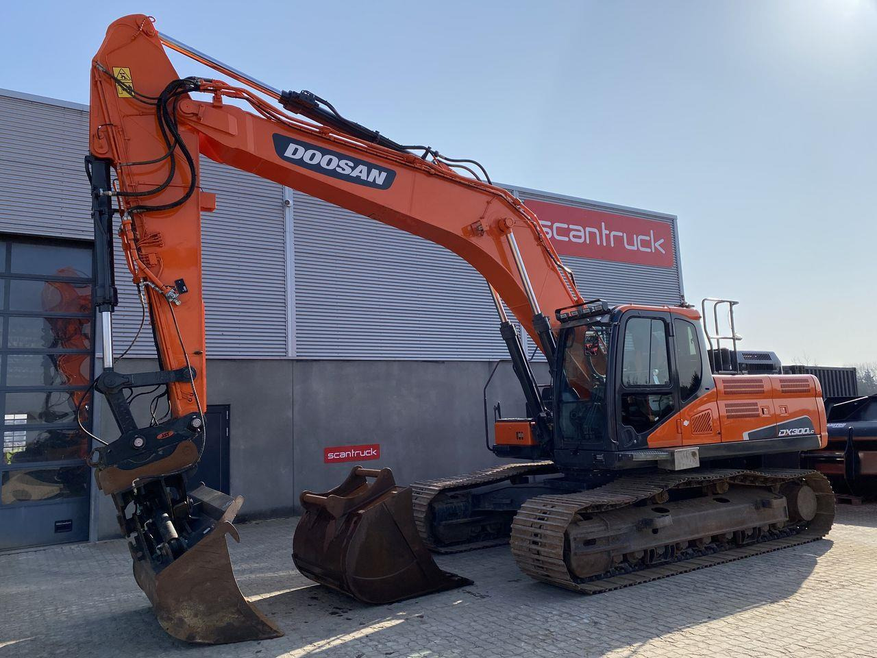 Doosan DX300LC-5 - Lánctalpas kotró: 1 kép. Doosan DX300LC-5 - Lánctalpas kotró: 1 kép.