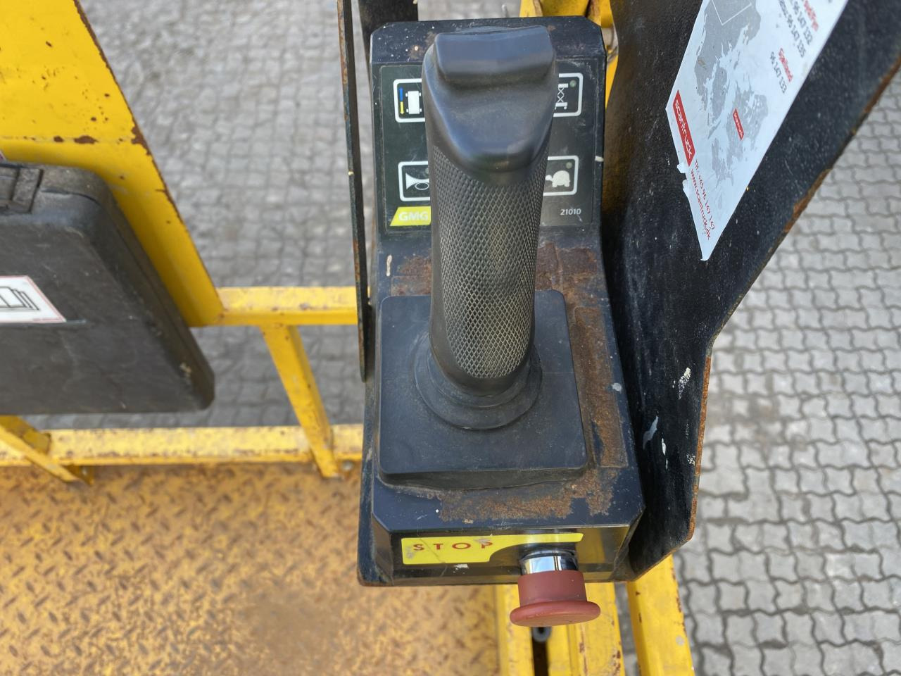 GMG 4646-ED 2.0 - Ollós emelő: 3 kép. GMG 4646-ED 2.0 - Ollós emelő: 3 kép.