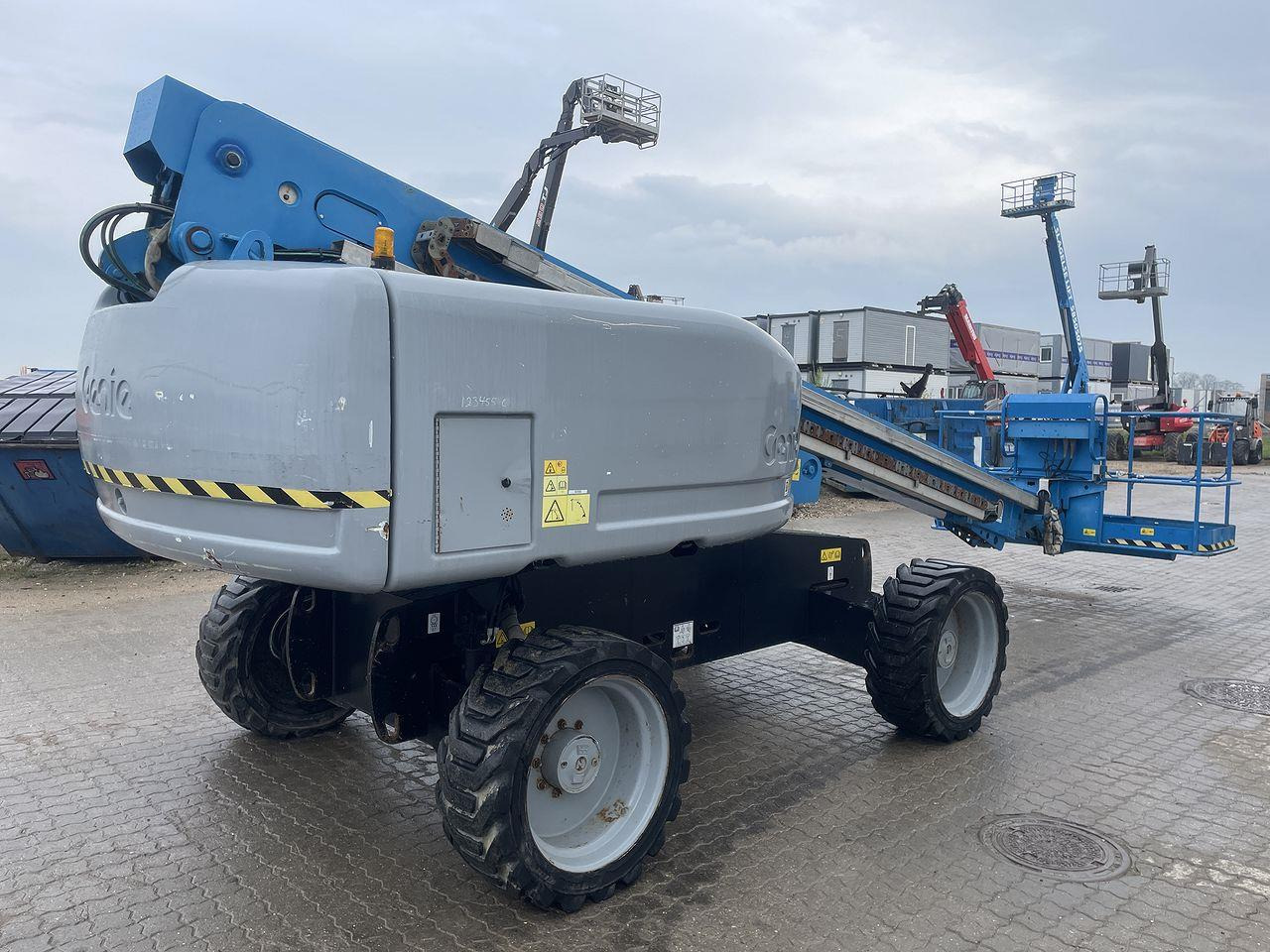 Genie S-60HC - Teleszkópos emelő: 4 kép. Genie S-60HC - Teleszkópos emelő: 4 kép.