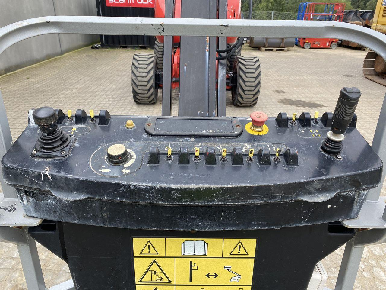 JLG 800AJ - Személyemelő: 3 kép. JLG 800AJ - Személyemelő: 3 kép.