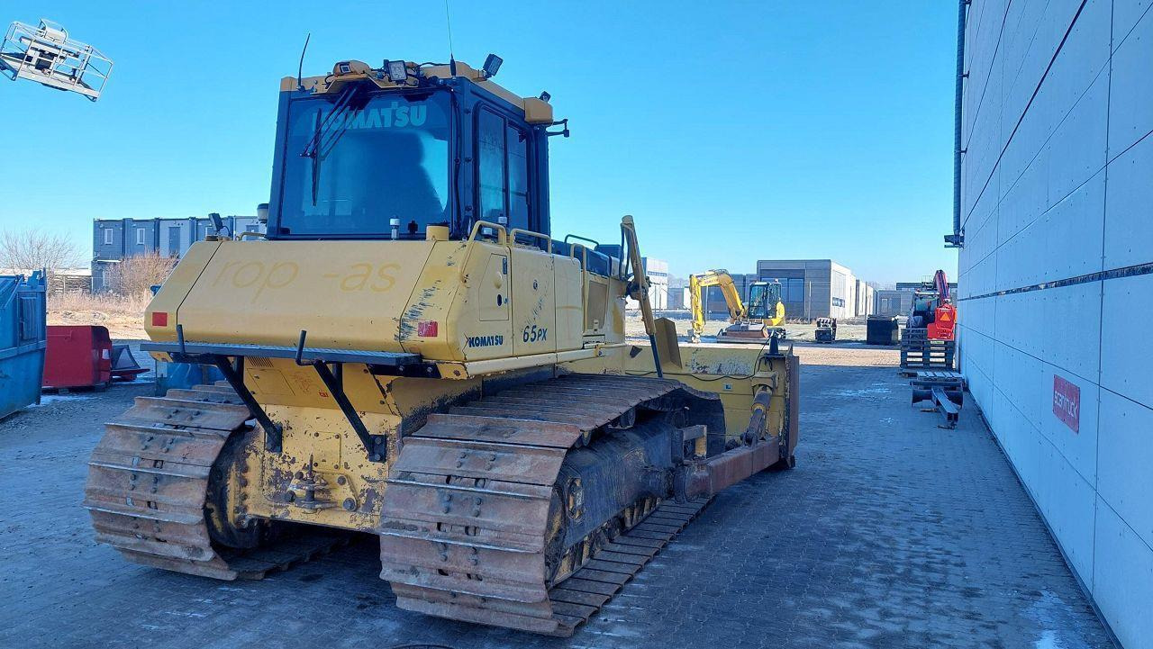 Komatsu D65PX-18 - Buldózer: 4 kép. Komatsu D65PX-18 - Buldózer: 4 kép.