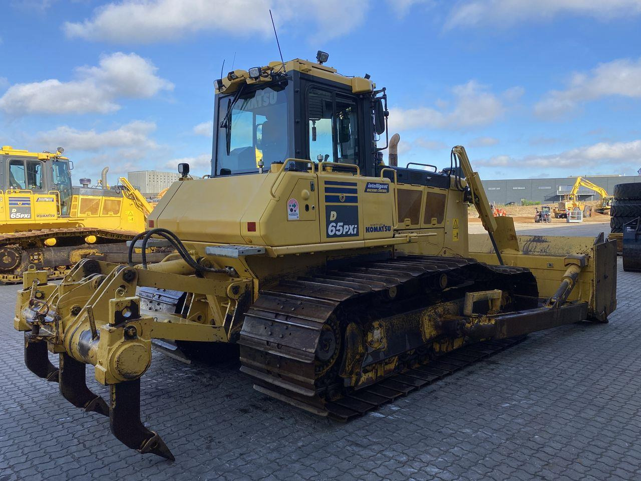 Komatsu D65PXI-18 - Buldózer: 4 kép. Komatsu D65PXI-18 - Buldózer: 4 kép.