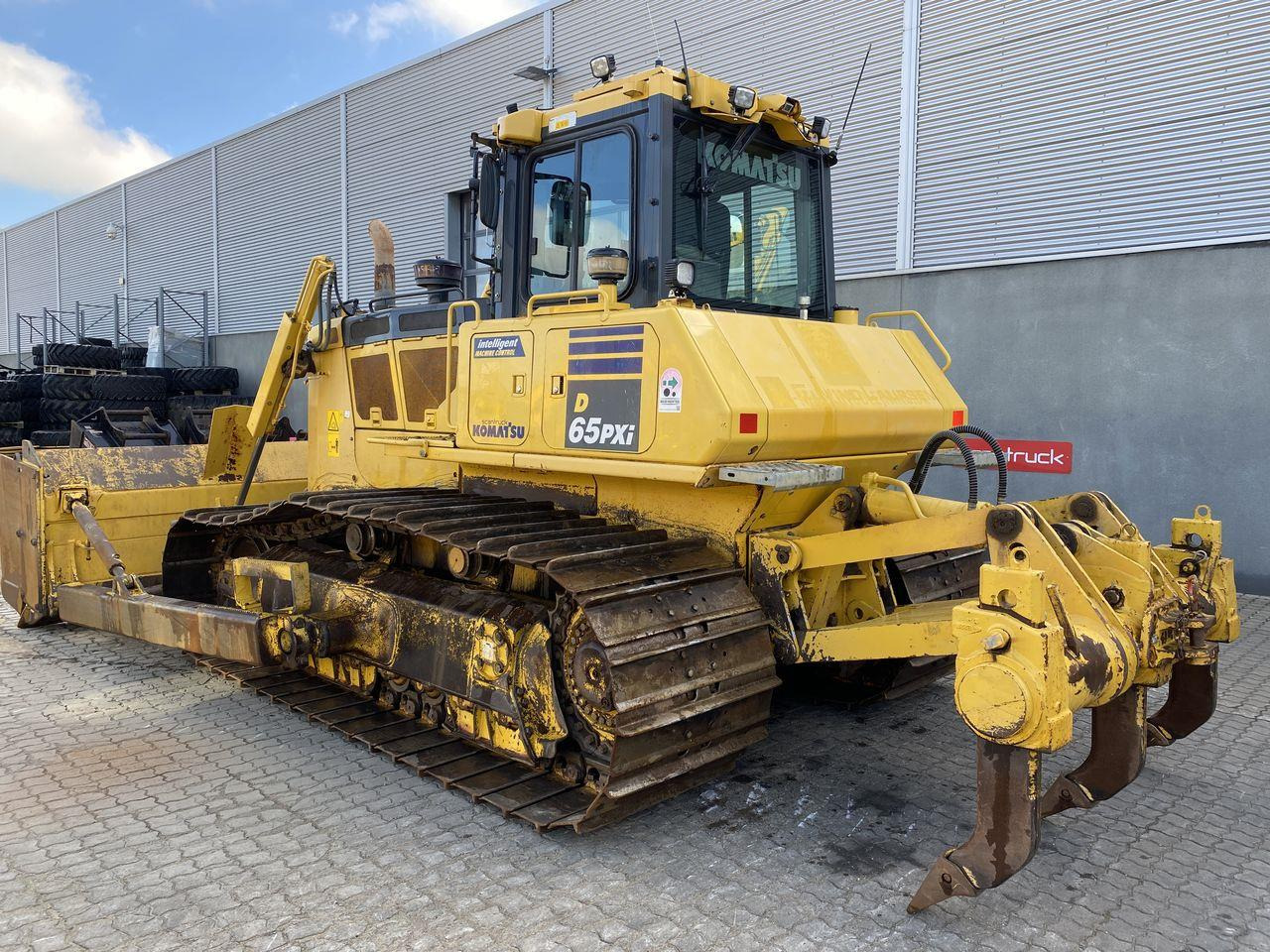 Komatsu D65PXI-18 - Buldózer: 2 kép. Komatsu D65PXI-18 - Buldózer: 2 kép.
