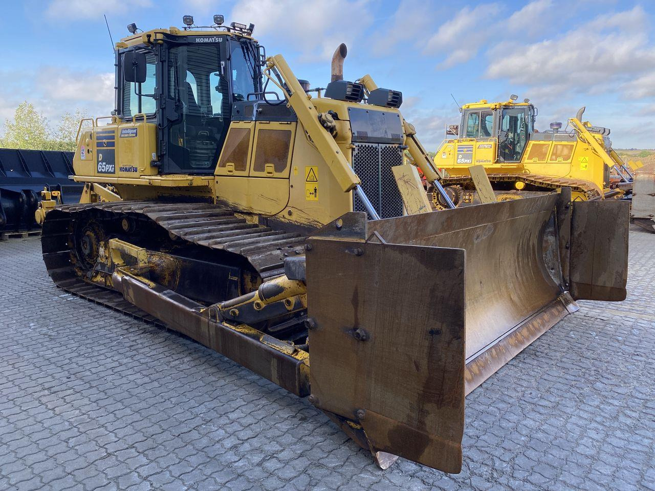 Komatsu D65PXI-18 - Buldózer: 5 kép. Komatsu D65PXI-18 - Buldózer: 5 kép.