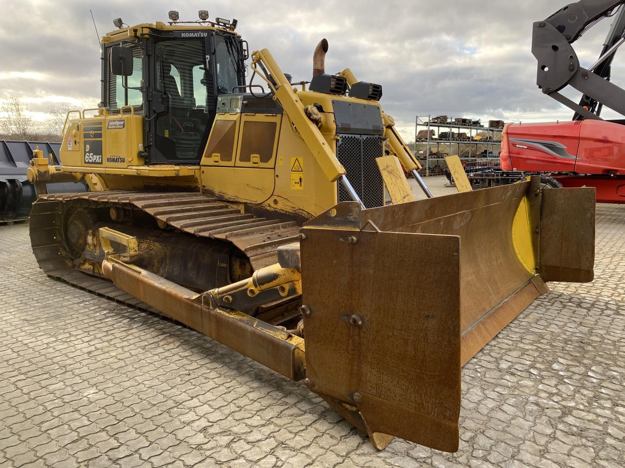 Komatsu D65PXI-18 - Buldózer: 5 kép. Komatsu D65PXI-18 - Buldózer: 5 kép.