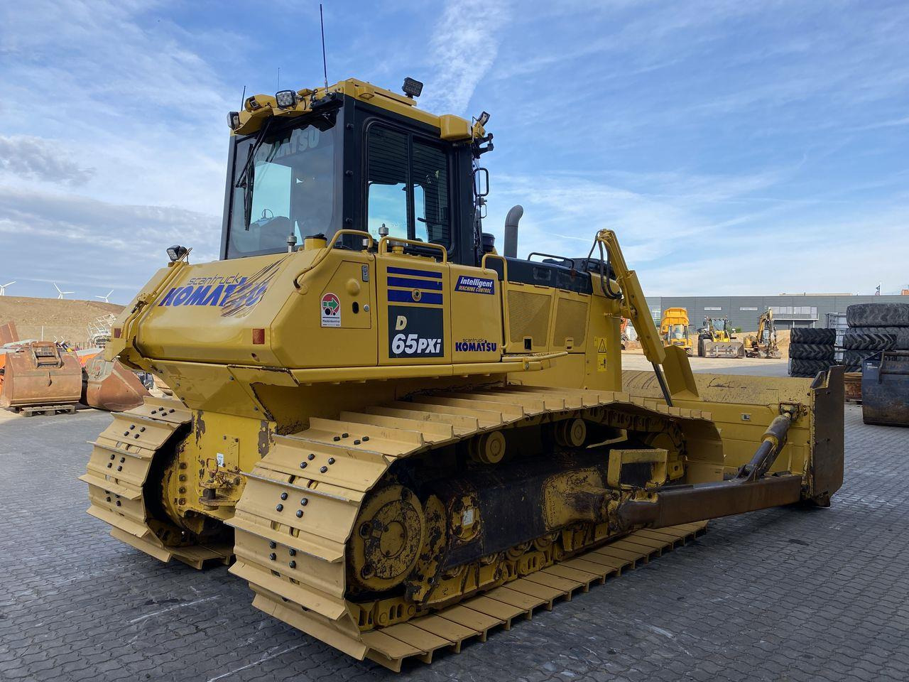 Komatsu D65PXI-18EO - Buldózer: 4 kép. Komatsu D65PXI-18EO - Buldózer: 4 kép.