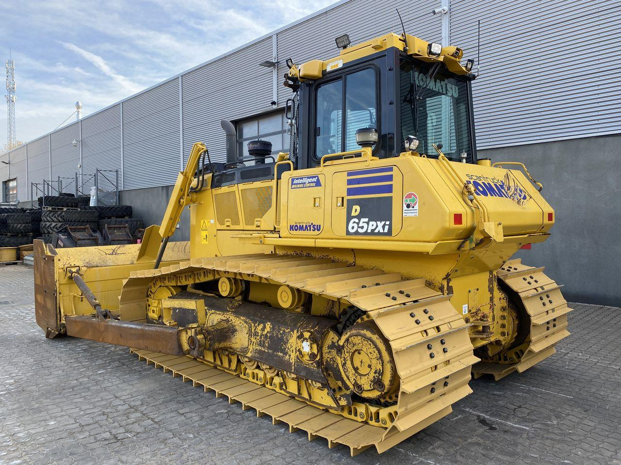Komatsu D65PXI-18EO - Buldózer: 2 kép. Komatsu D65PXI-18EO - Buldózer: 2 kép.