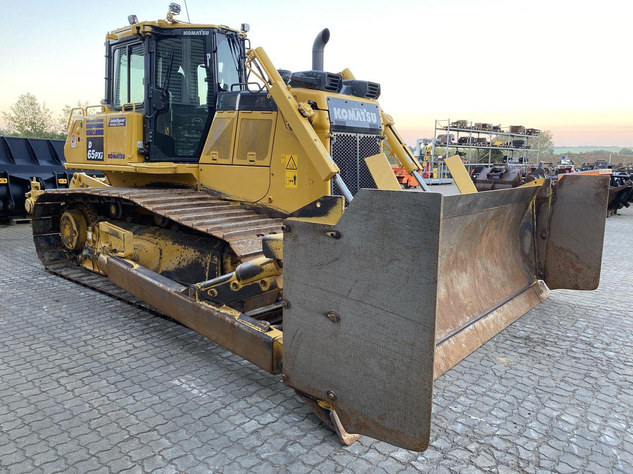 Komatsu D65PXI-18EO - Buldózer: 5 kép. Komatsu D65PXI-18EO - Buldózer: 5 kép.