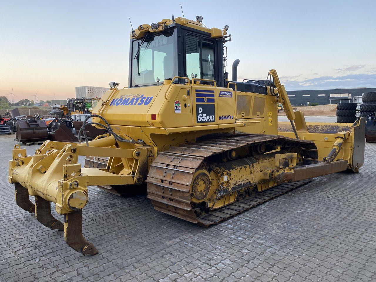 Komatsu D65PXI-18EO - Buldózer: 4 kép. Komatsu D65PXI-18EO - Buldózer: 4 kép.
