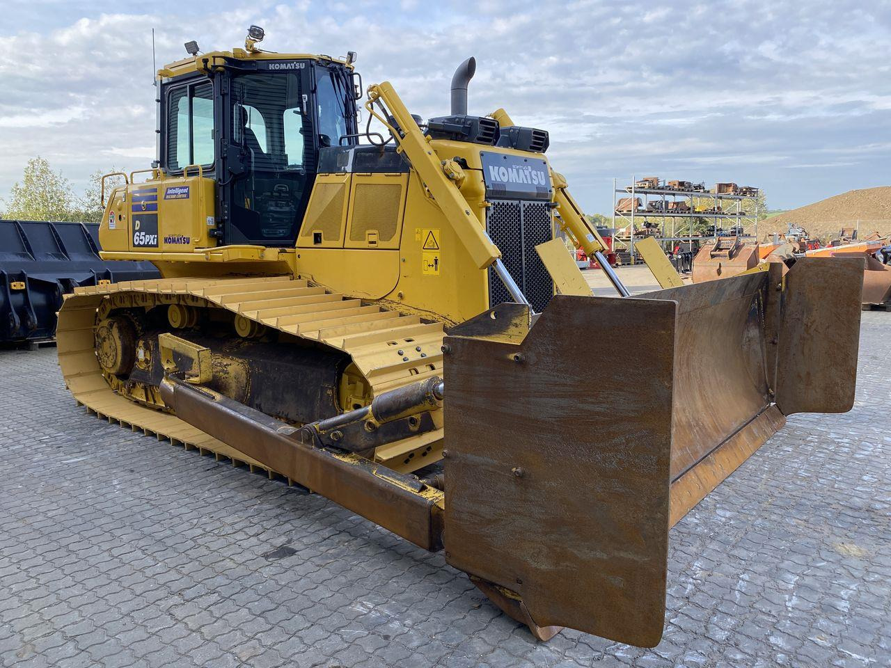 Komatsu D65PXI-18EO - Buldózer: 5 kép. Komatsu D65PXI-18EO - Buldózer: 5 kép.