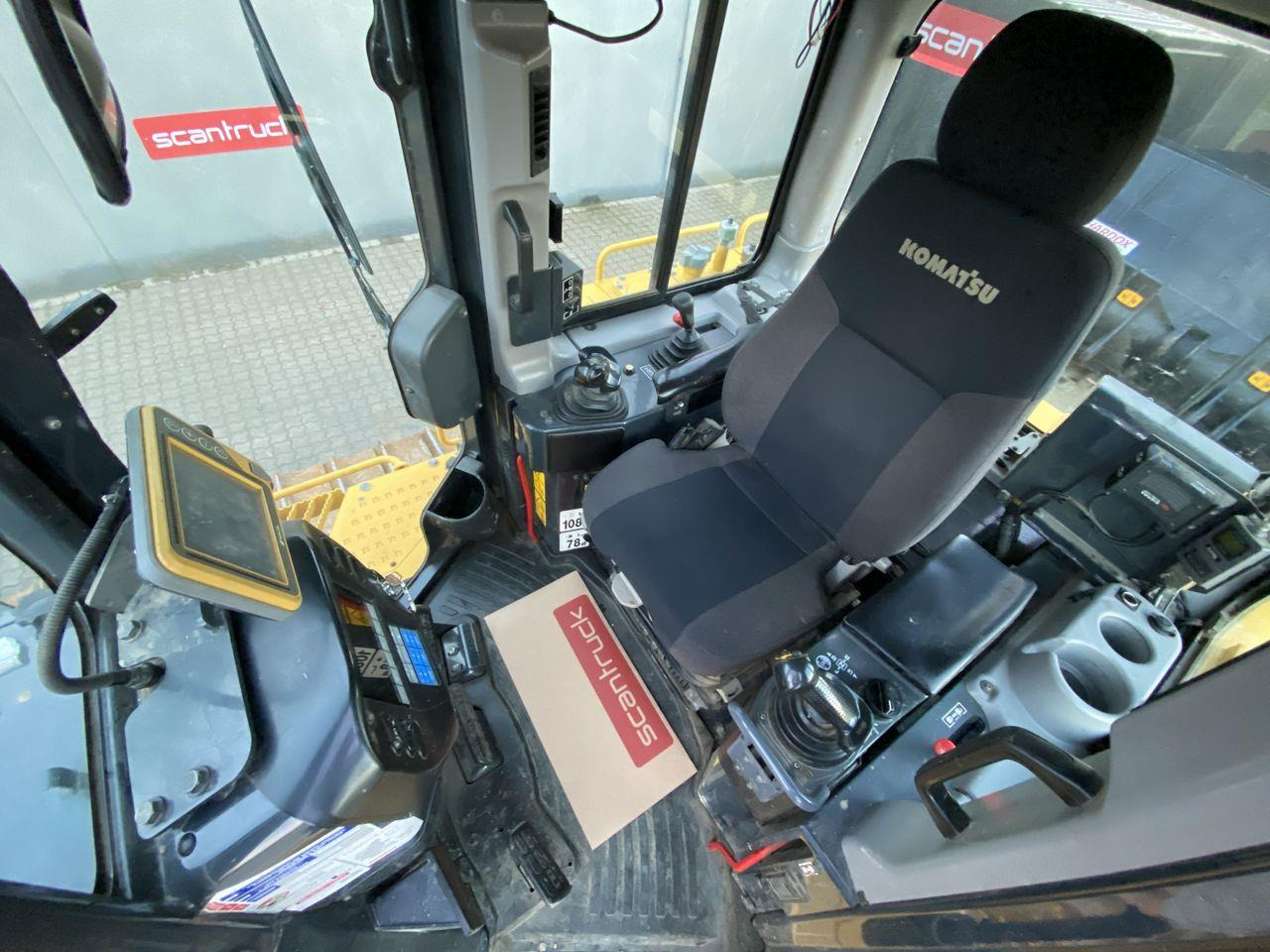 Komatsu D65PXI-18EO - Buldózer: 3 kép. Komatsu D65PXI-18EO - Buldózer: 3 kép.