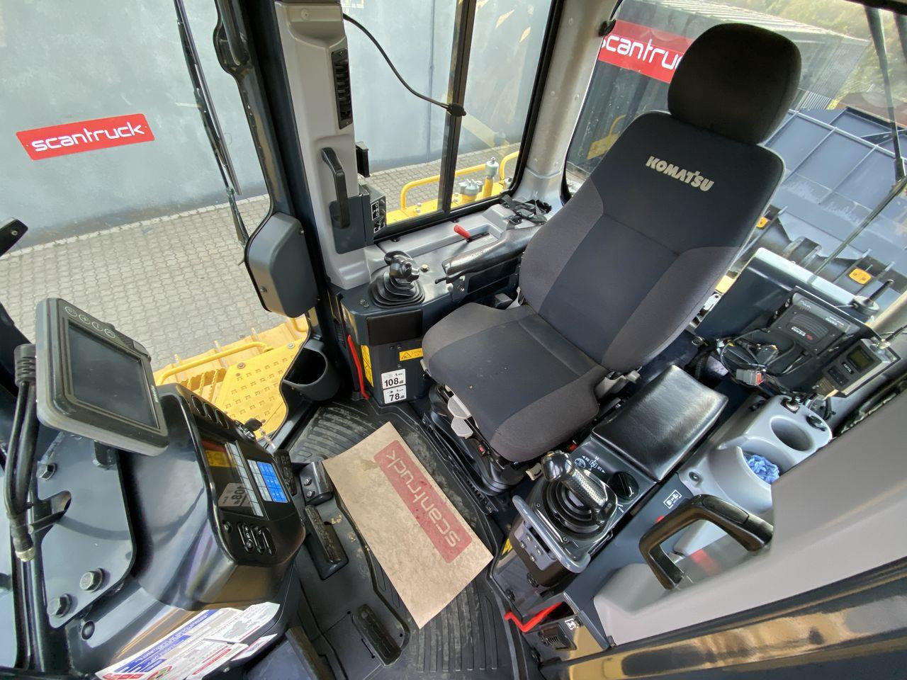 Komatsu D65PXI-18EO - Buldózer: 3 kép. Komatsu D65PXI-18EO - Buldózer: 3 kép.