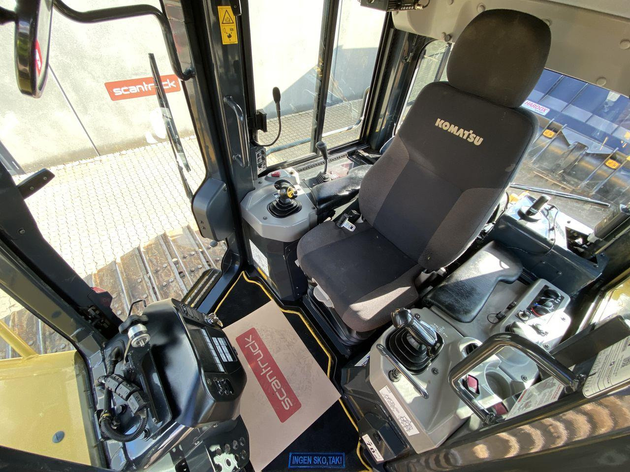 Komatsu D71PXI-24EO - Buldózer: 3 kép. Komatsu D71PXI-24EO - Buldózer: 3 kép.