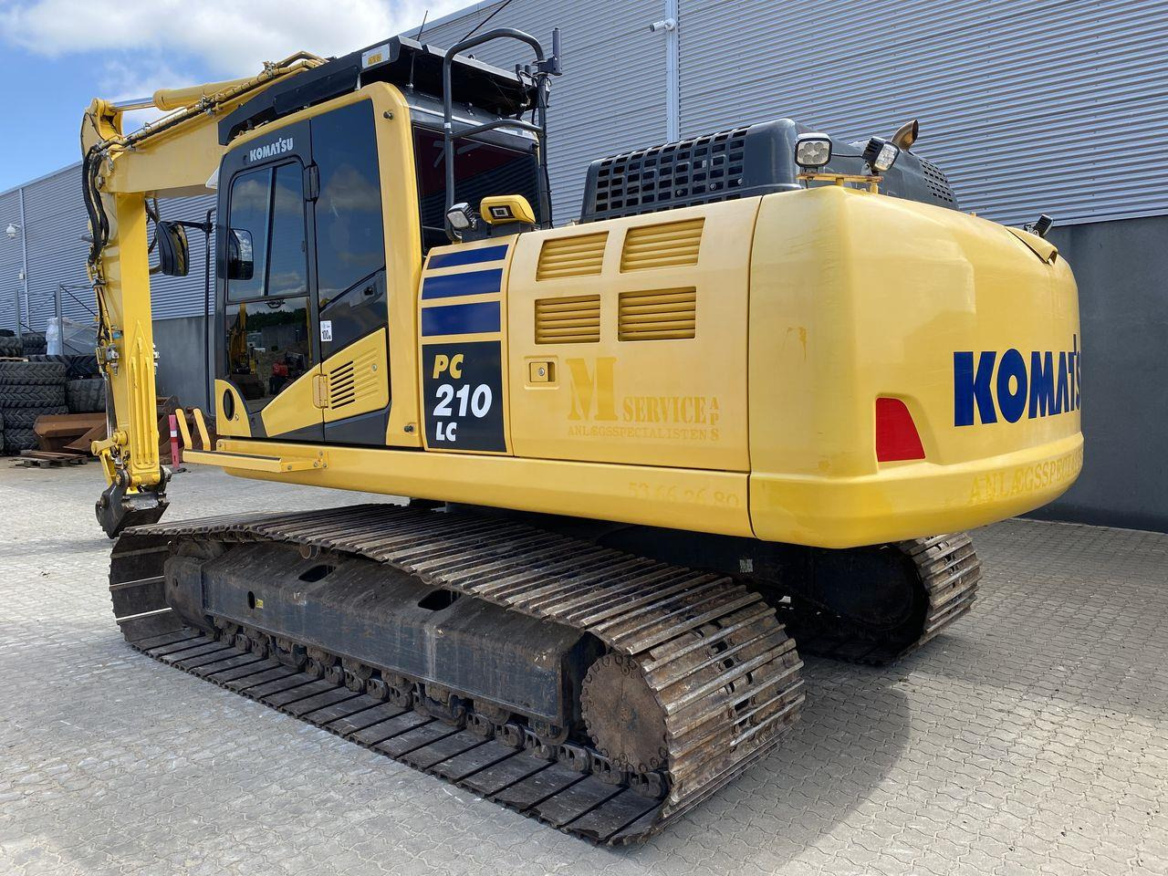 Komatsu PC210LC-11 - Lánctalpas kotró: 2 kép. Komatsu PC210LC-11 - Lánctalpas kotró: 2 kép.