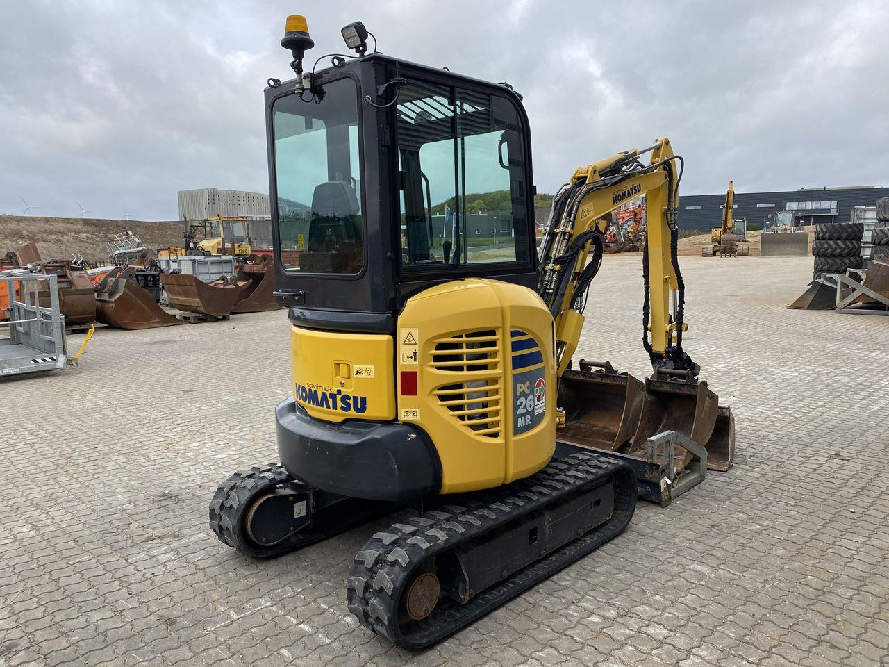 Komatsu PC26MR-3 - Minikotró: 4 kép. Komatsu PC26MR-3 - Minikotró: 4 kép.