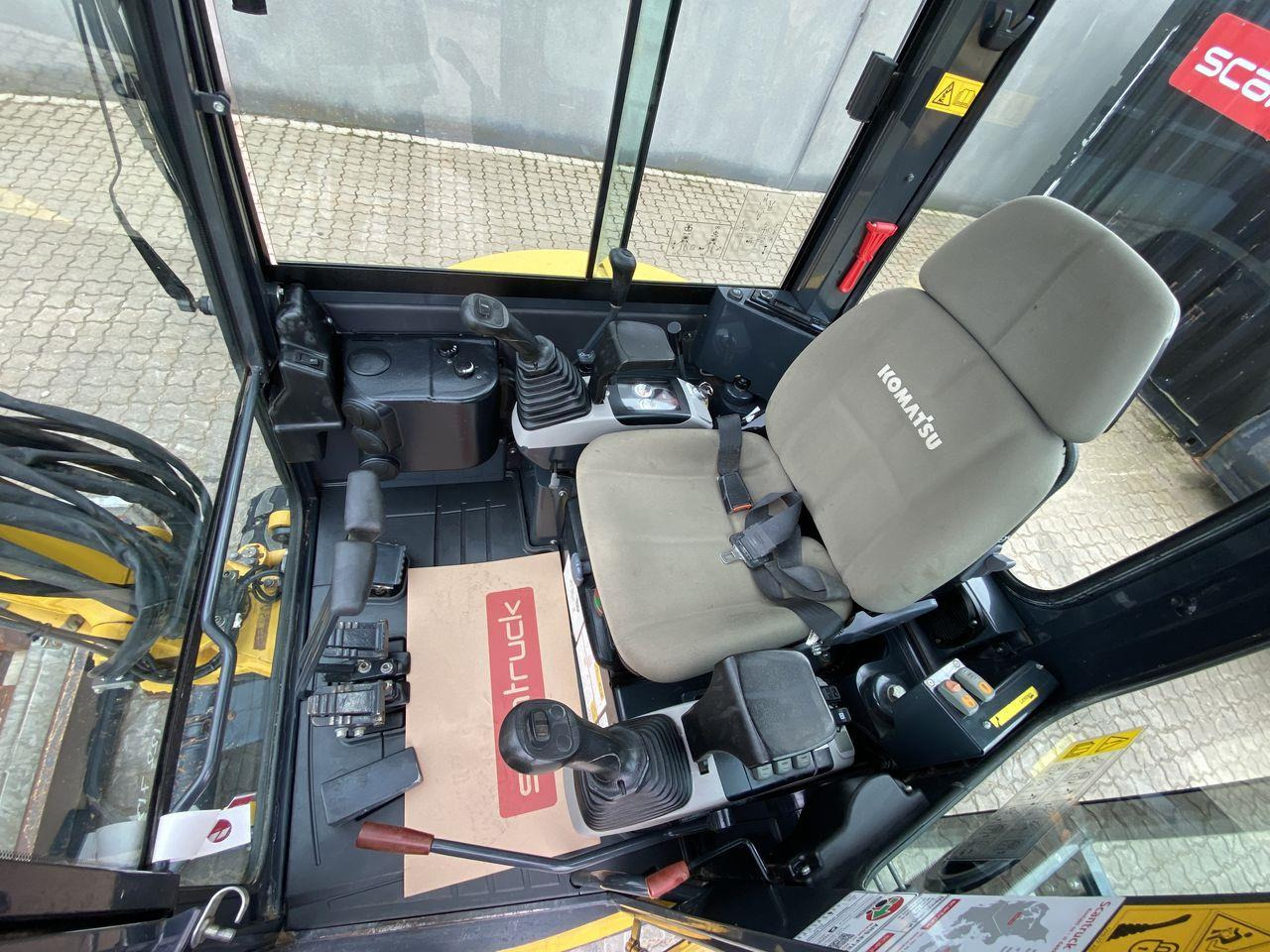 Komatsu PC26MR-3 - Minikotró: 3 kép. Komatsu PC26MR-3 - Minikotró: 3 kép.