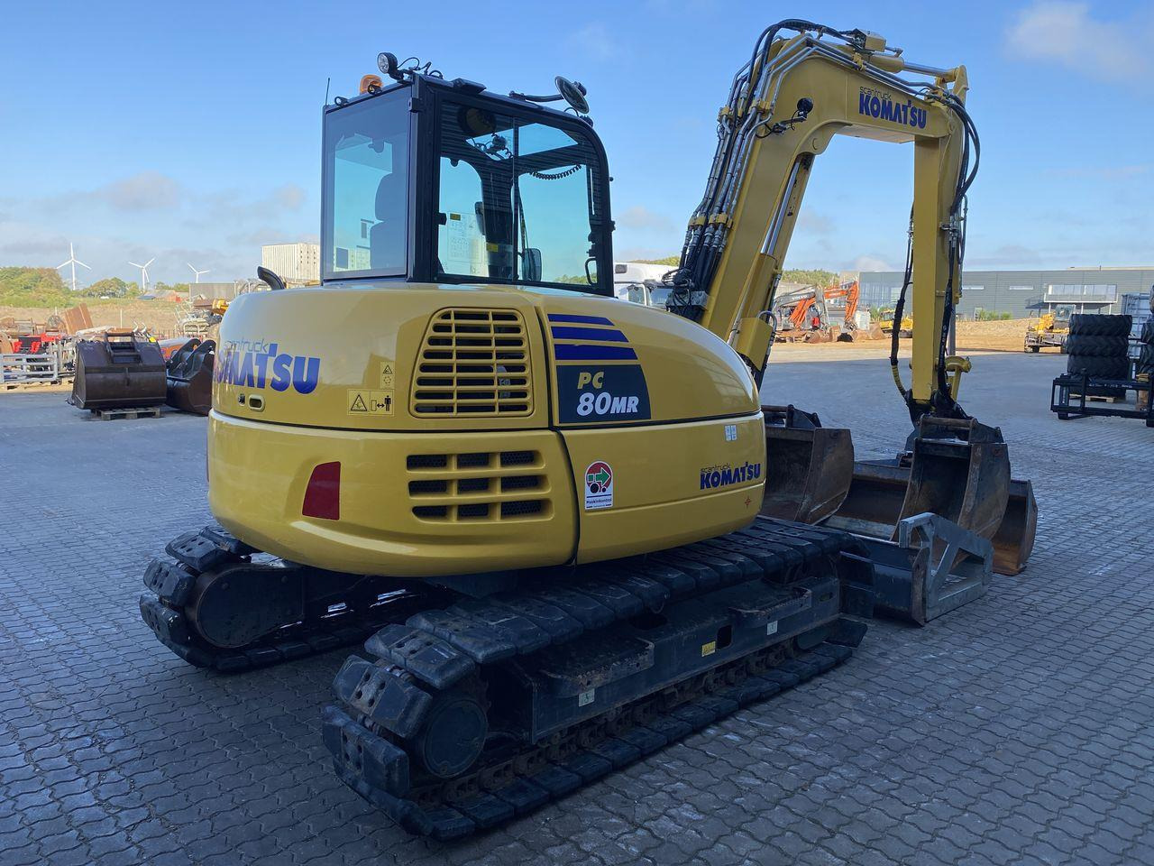 Komatsu PC80MR-5EO - Minikotró: 4 kép. Komatsu PC80MR-5EO - Minikotró: 4 kép.