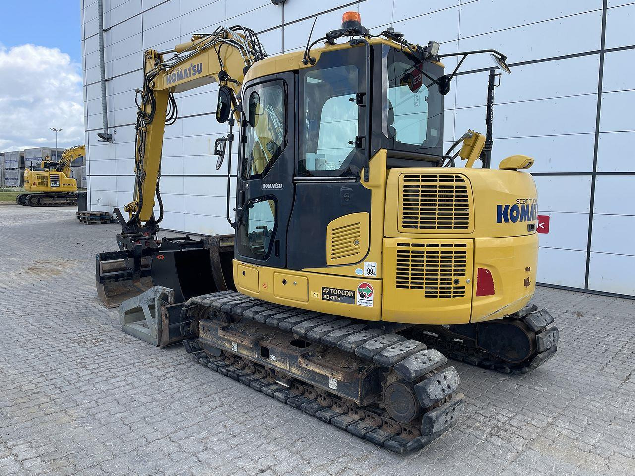 Komatsu PC88MR-10 - Minikotró: 2 kép. Komatsu PC88MR-10 - Minikotró: 2 kép.
