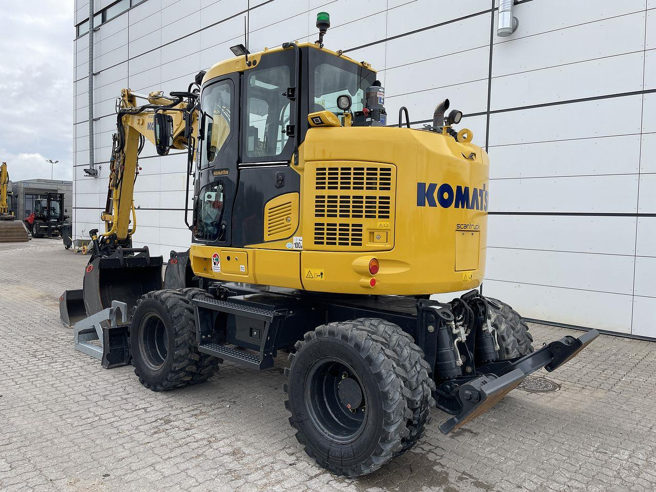 Komatsu PW118MR-11 - Minikotró: 2 kép. Komatsu PW118MR-11 - Minikotró: 2 kép.