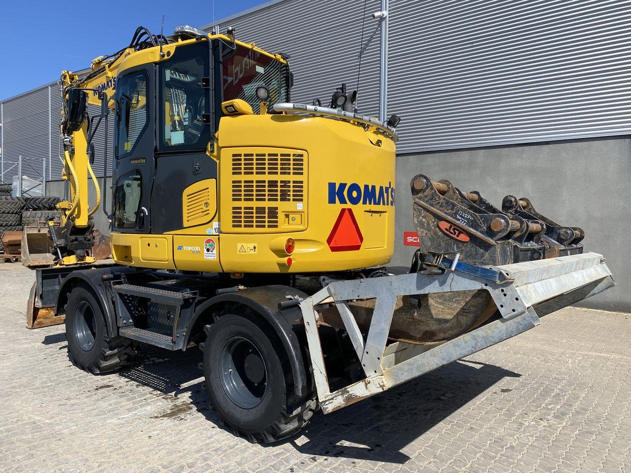 Komatsu PW118MR-11 - Gumikerekes kotró: 2 kép. Komatsu PW118MR-11 - Gumikerekes kotró: 2 kép.