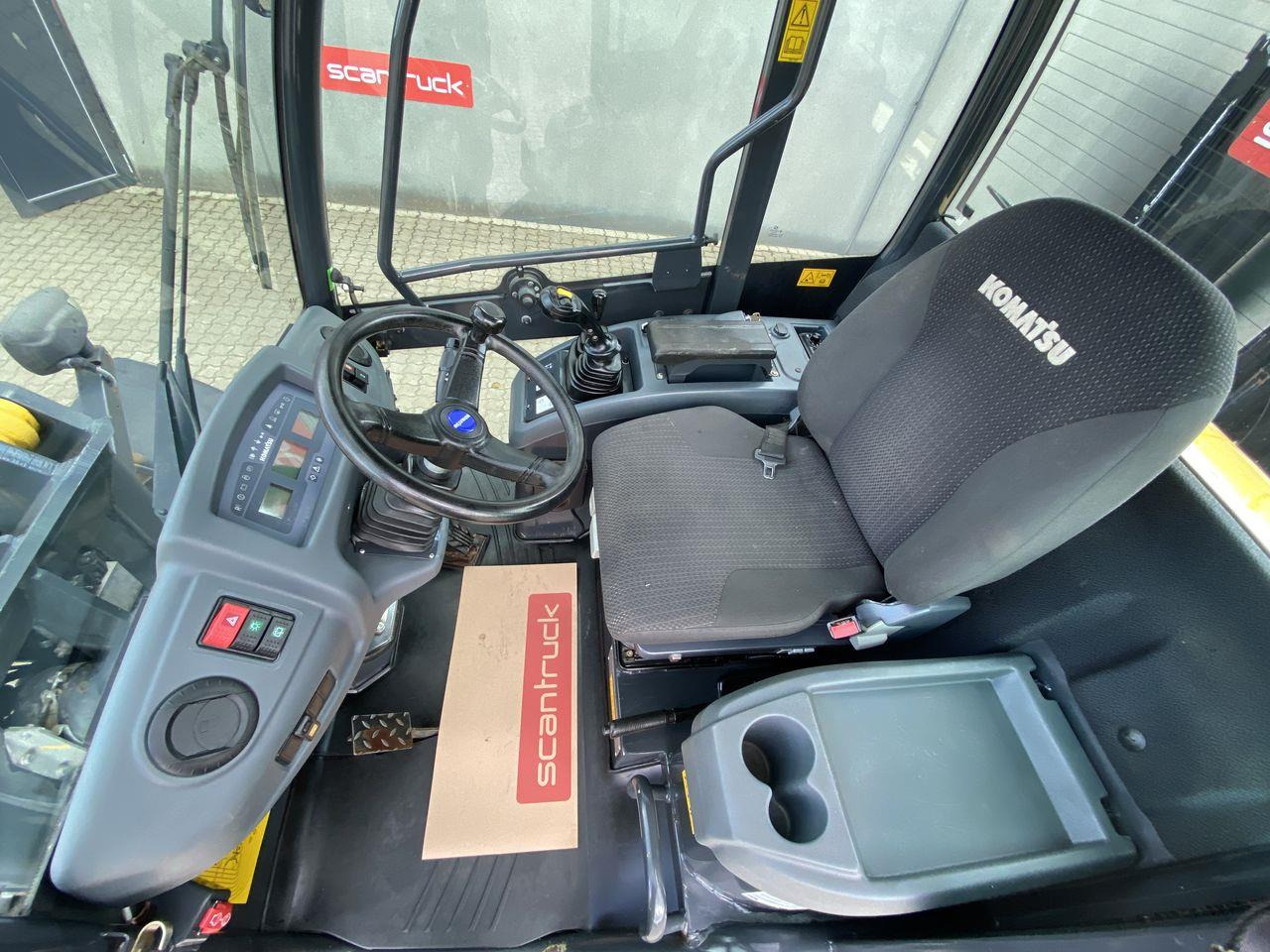 Komatsu WA100-7 - Derékcsuklós rakodó: 3 kép. Komatsu WA100-7 - Derékcsuklós rakodó: 3 kép.