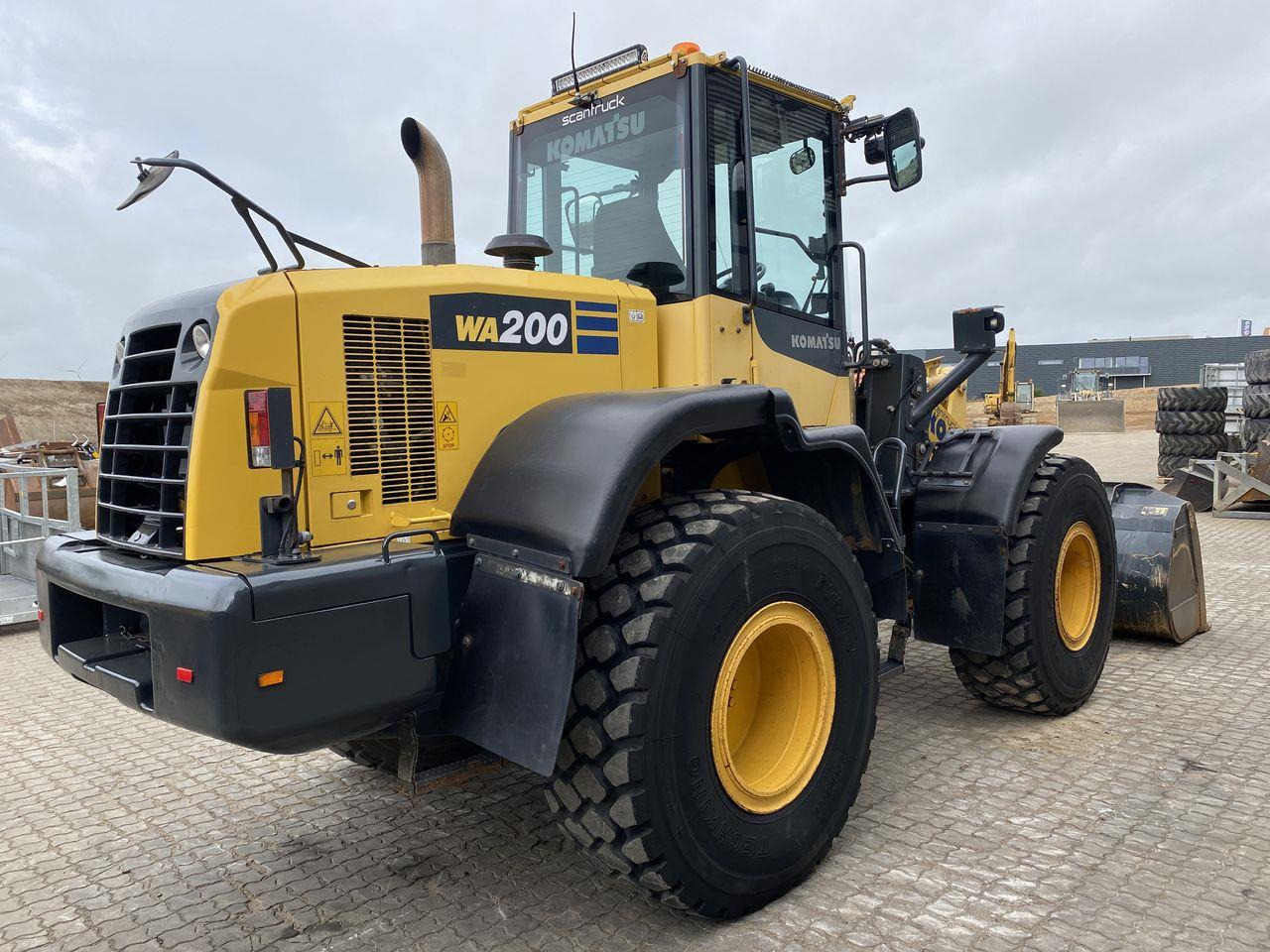 Komatsu WA200-7 - Gumikerekes homlokrakodó: 4 kép. Komatsu WA200-7 - Gumikerekes homlokrakodó: 4 kép.