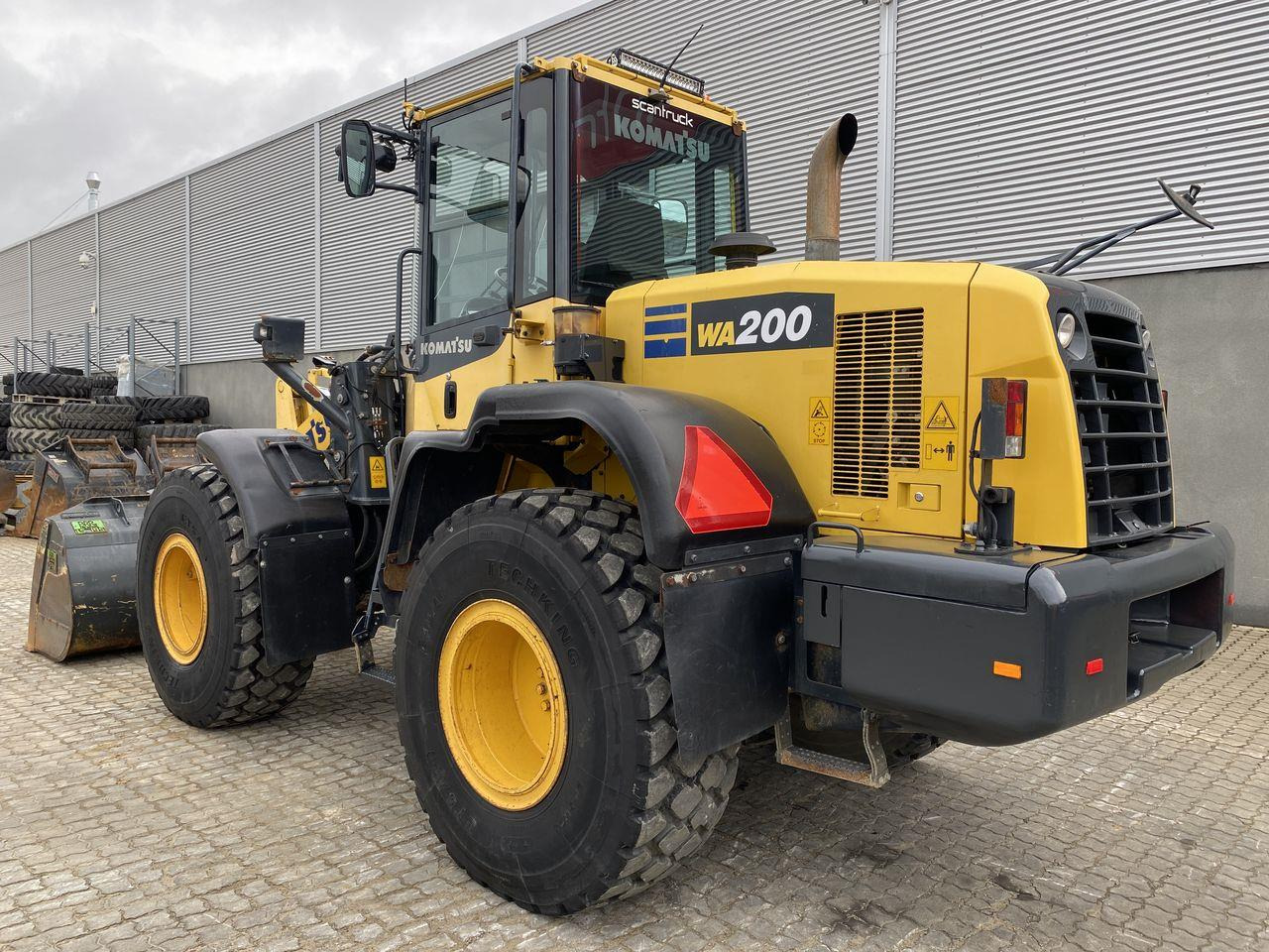 Komatsu WA200-7 - Gumikerekes homlokrakodó: 2 kép. Komatsu WA200-7 - Gumikerekes homlokrakodó: 2 kép.
