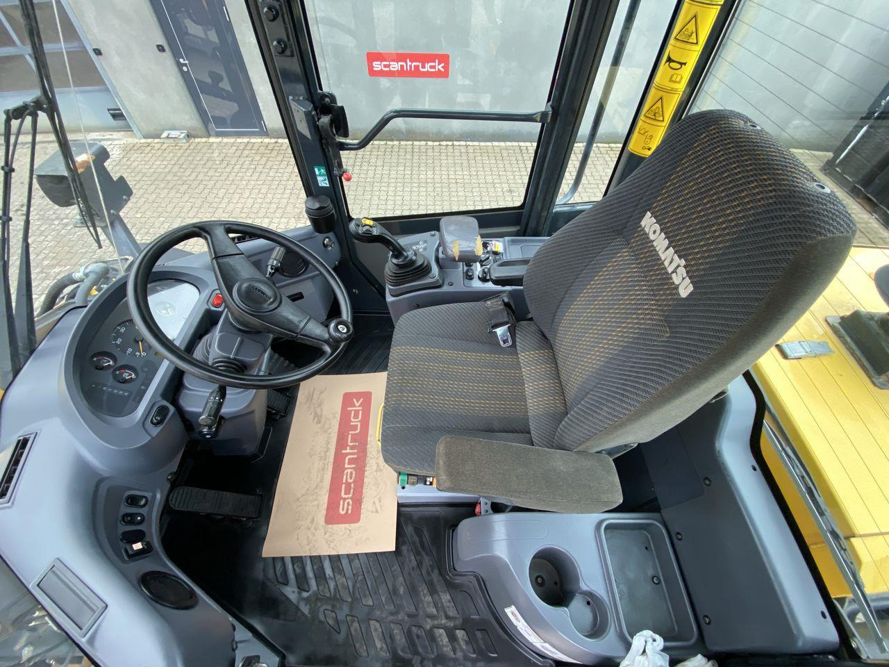 Komatsu WA200-7 - Gumikerekes homlokrakodó: 3 kép. Komatsu WA200-7 - Gumikerekes homlokrakodó: 3 kép.