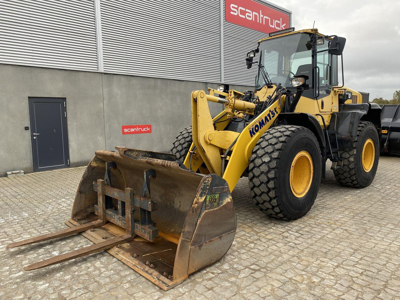 Komatsu WA200-7 - Gumikerekes homlokrakodó: 1 kép. Komatsu WA200-7 - Gumikerekes homlokrakodó: 1 kép.