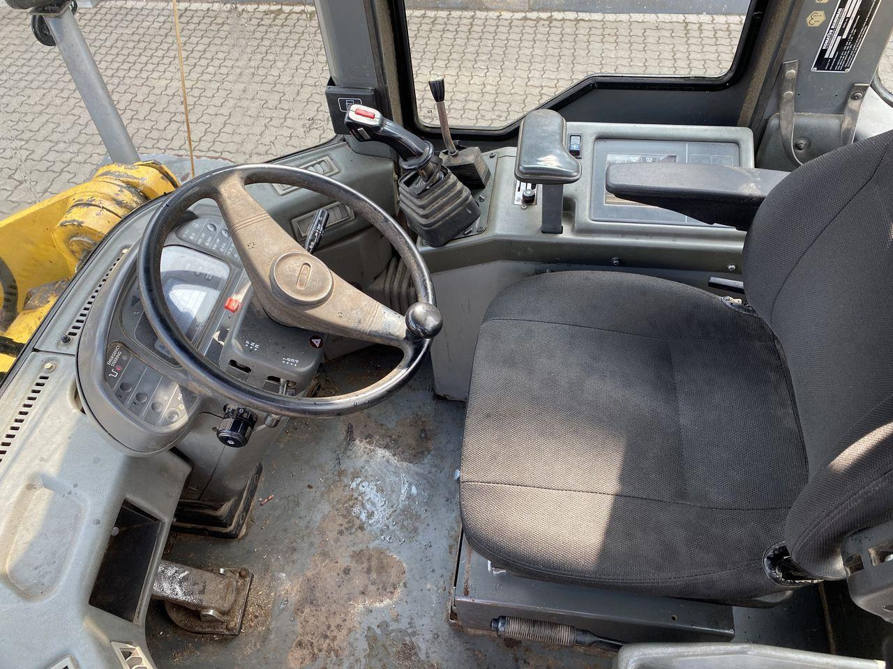 Komatsu WA270-3 - Gumikerekes homlokrakodó: 3 kép. Komatsu WA270-3 - Gumikerekes homlokrakodó: 3 kép.