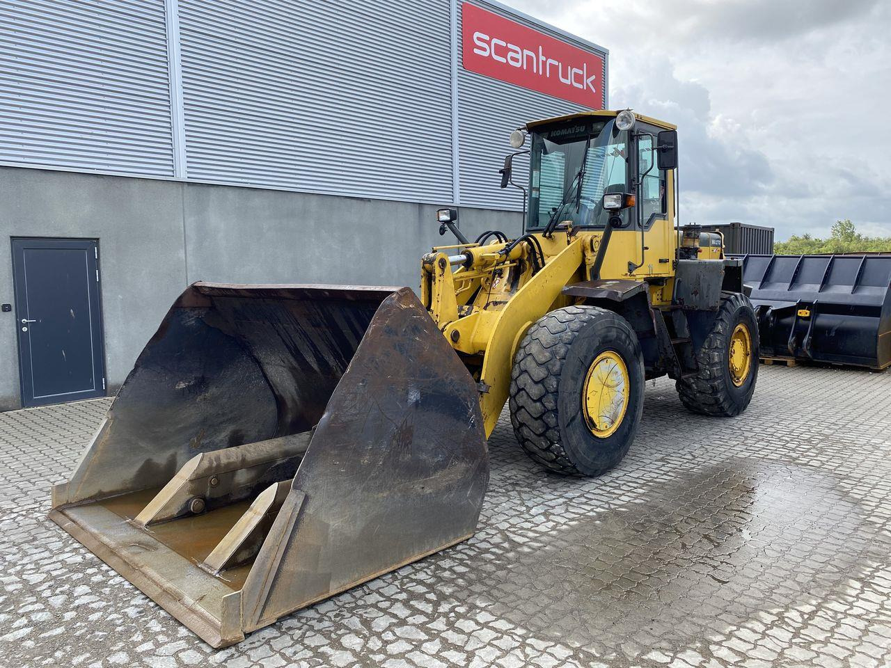 Komatsu WA270-3 - Gumikerekes homlokrakodó: 1 kép. Komatsu WA270-3 - Gumikerekes homlokrakodó: 1 kép.