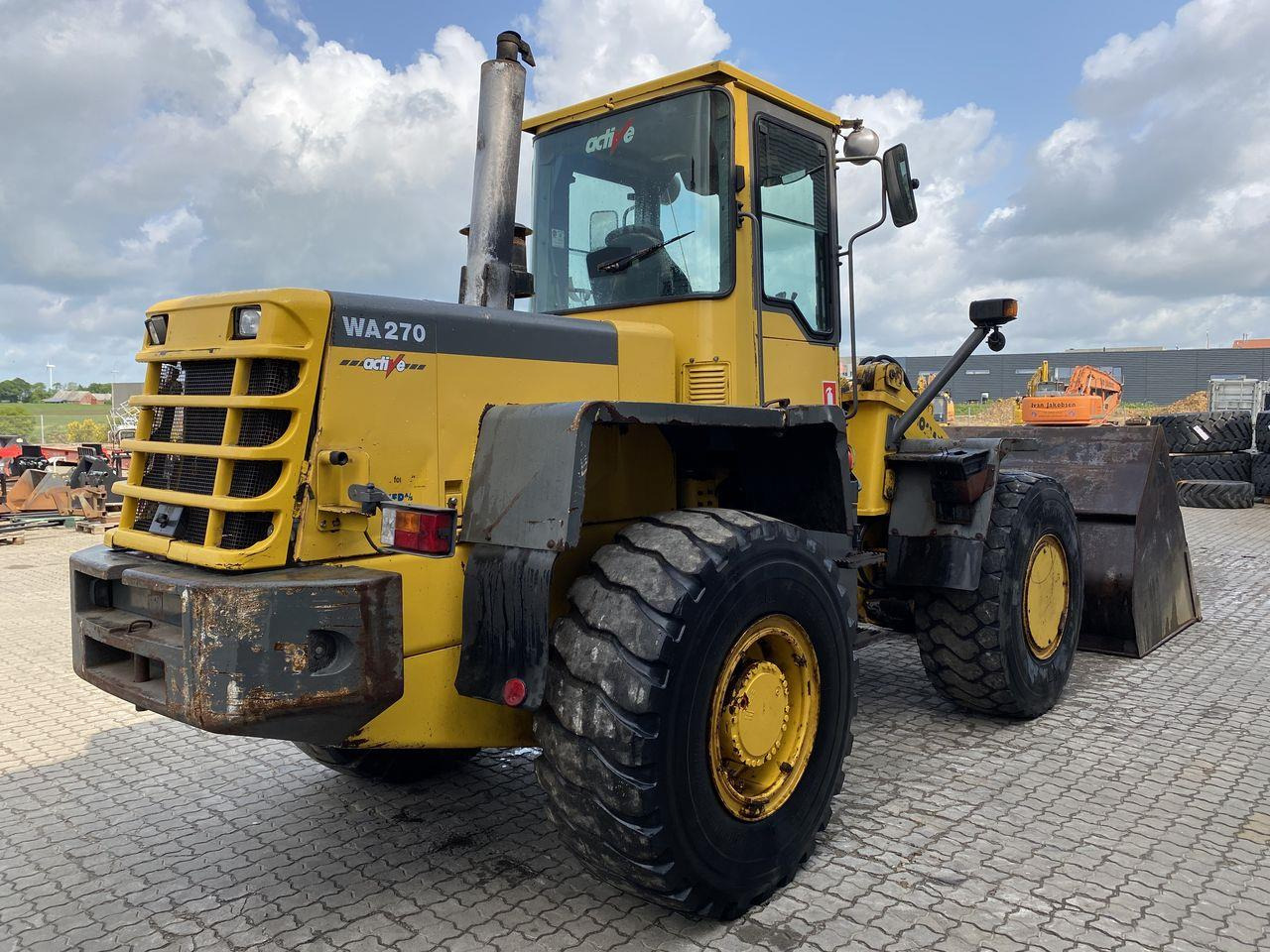 Komatsu WA270-3 - Gumikerekes homlokrakodó: 4 kép. Komatsu WA270-3 - Gumikerekes homlokrakodó: 4 kép.