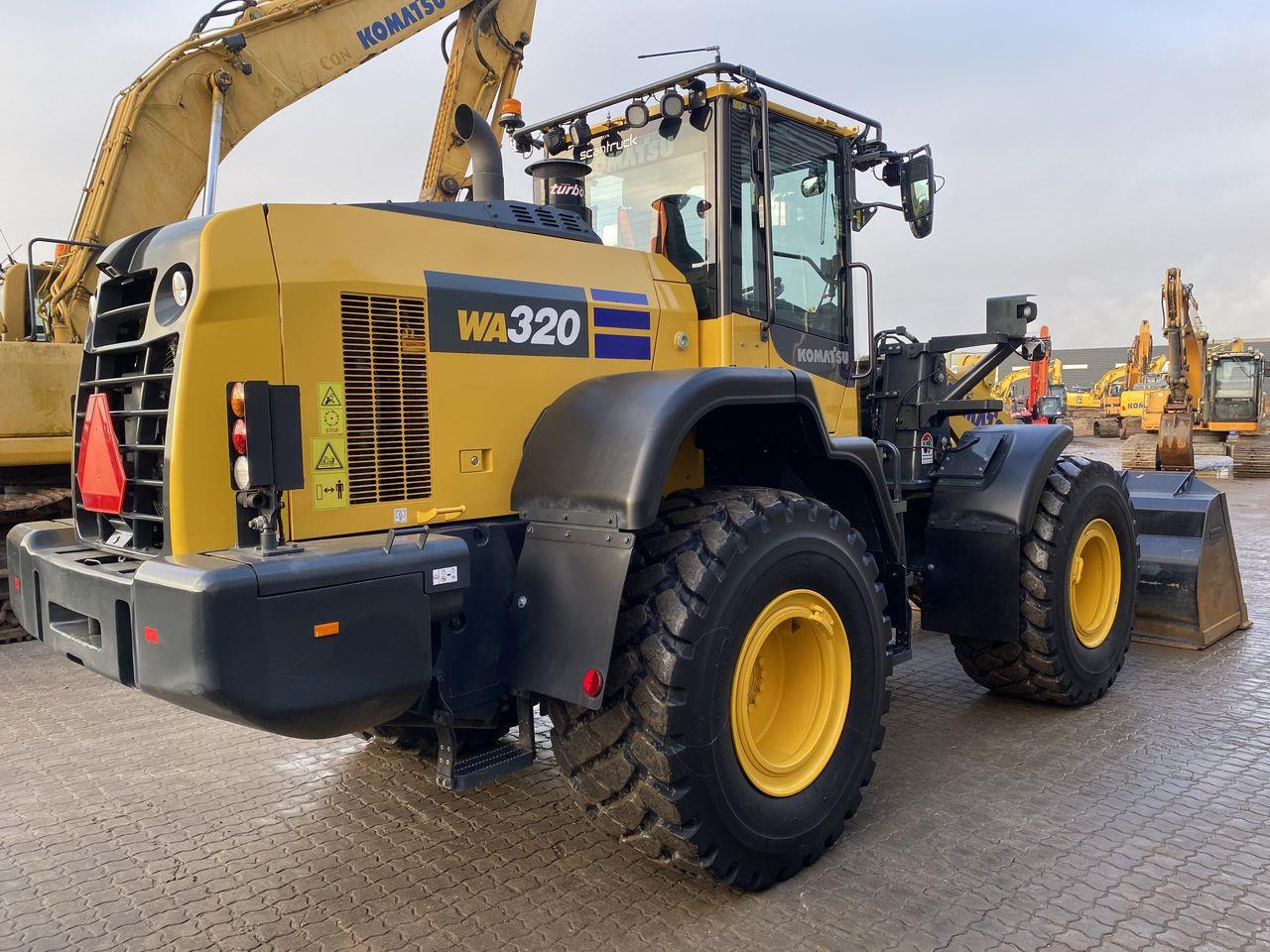 Komatsu WA320-8EO - Gumikerekes homlokrakodó: 4 kép. Komatsu WA320-8EO - Gumikerekes homlokrakodó: 4 kép.