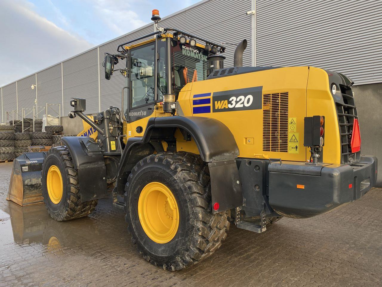Komatsu WA320-8EO - Gumikerekes homlokrakodó: 2 kép. Komatsu WA320-8EO - Gumikerekes homlokrakodó: 2 kép.