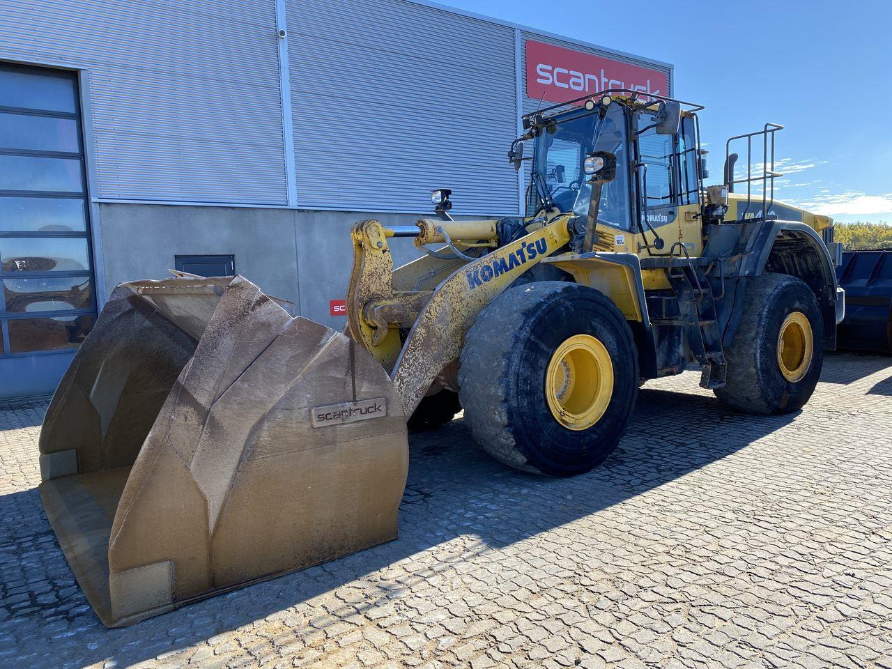 Komatsu WA470-7 - Gumikerekes homlokrakodó: 1 kép. Komatsu WA470-7 - Gumikerekes homlokrakodó: 1 kép.