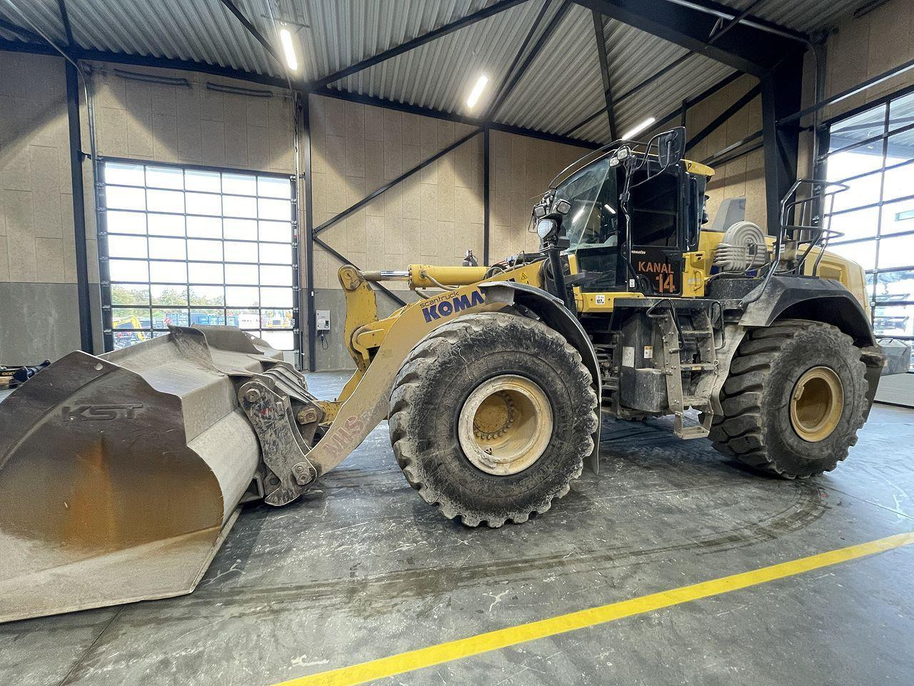 Komatsu WA475-10EO - Gumikerekes homlokrakodó: 2 kép. Komatsu WA475-10EO - Gumikerekes homlokrakodó: 2 kép.