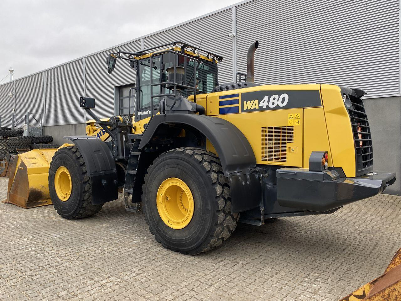 Komatsu WA480-8 - Gumikerekes homlokrakodó: 2 kép. Komatsu WA480-8 - Gumikerekes homlokrakodó: 2 kép.