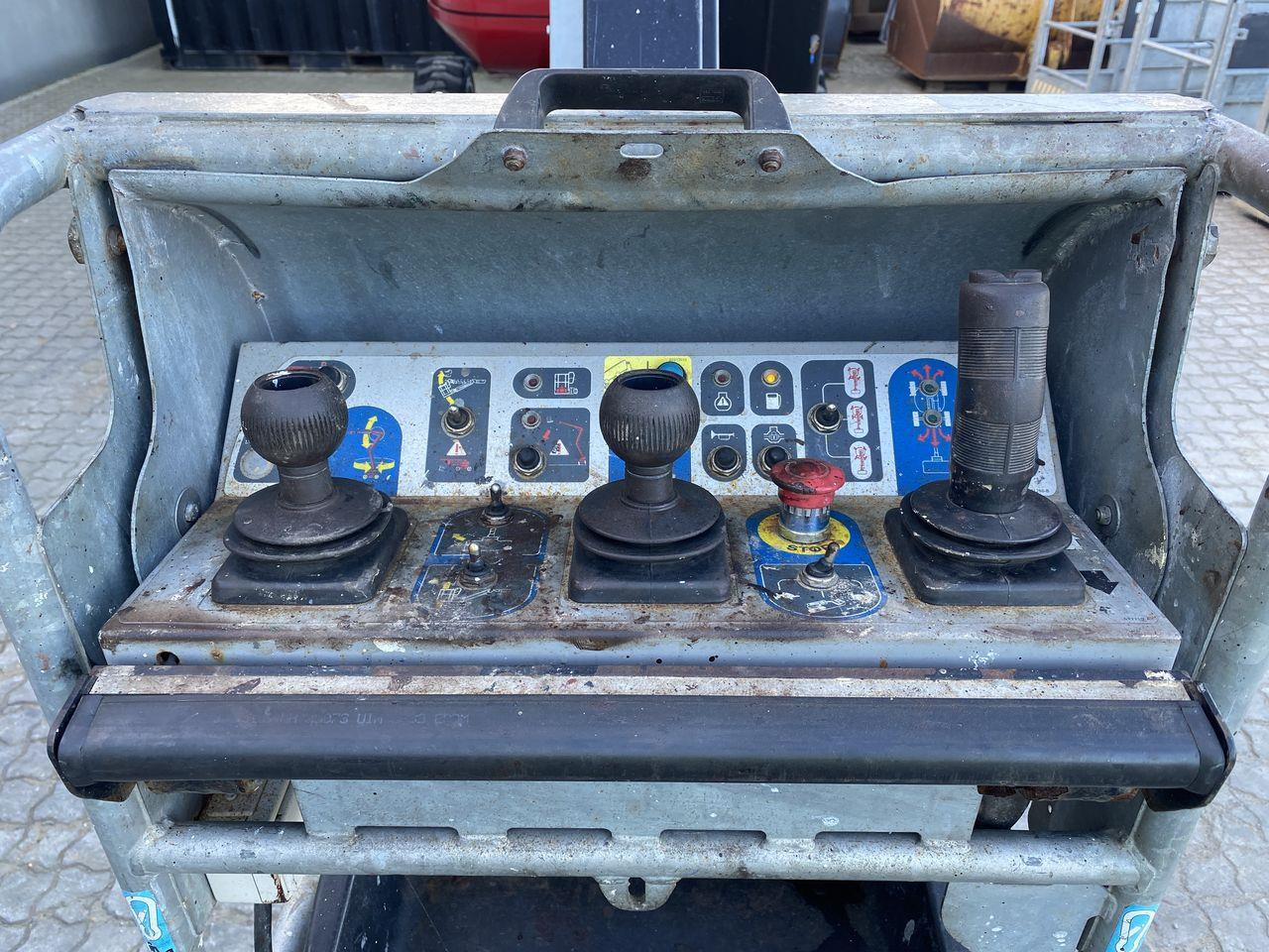 Manitou 160ATJ RC - Személyemelő: 3 kép. Manitou 160ATJ RC - Személyemelő: 3 kép.