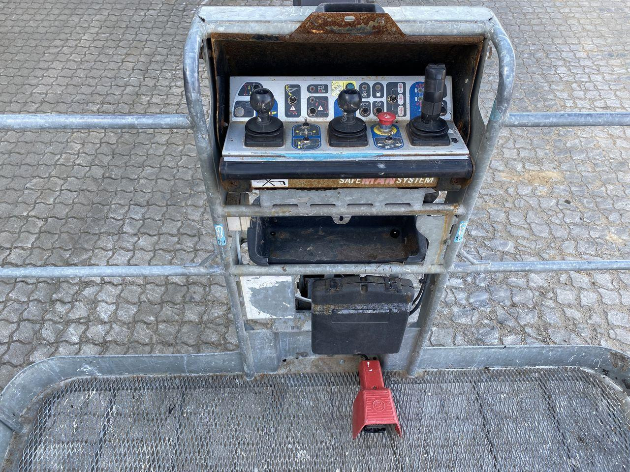 Manitou 200ATJ RC - Személyemelő: 3 kép. Manitou 200ATJ RC - Személyemelő: 3 kép.