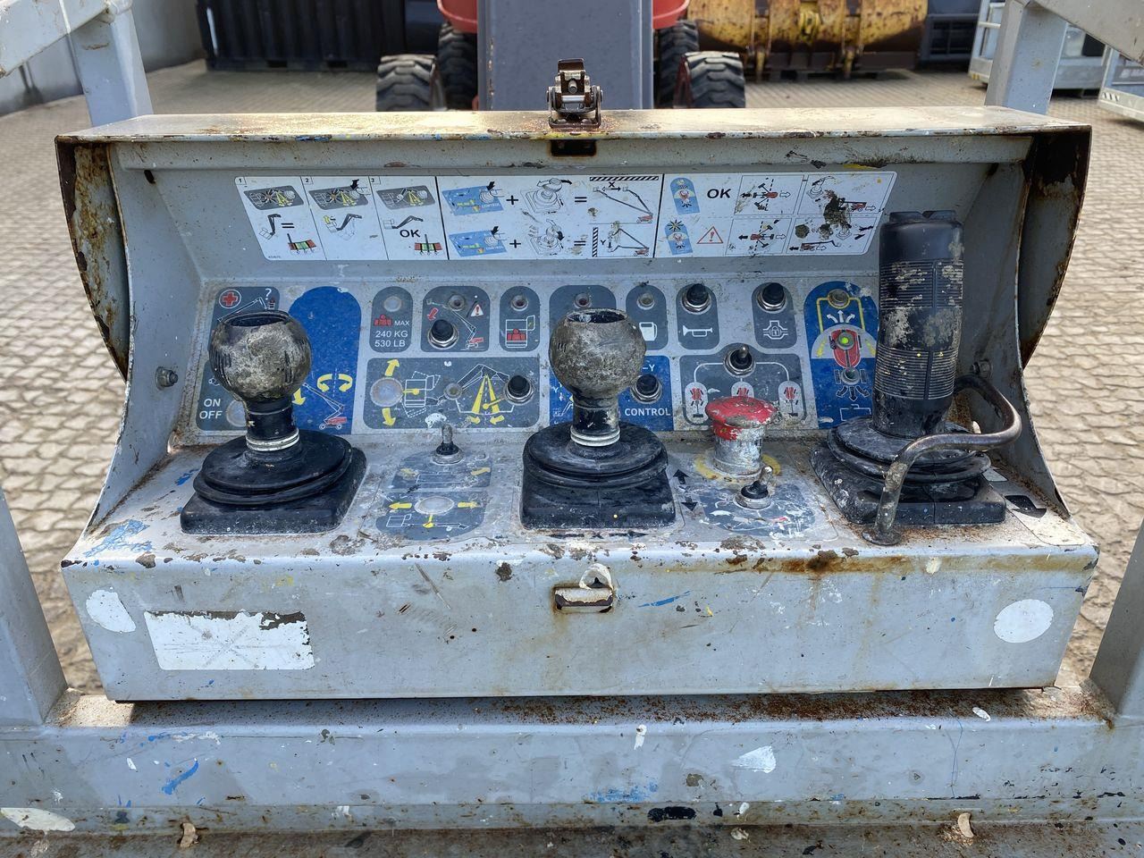 Manitou 260TJ - Személyemelő: 3 kép. Manitou 260TJ - Személyemelő: 3 kép.