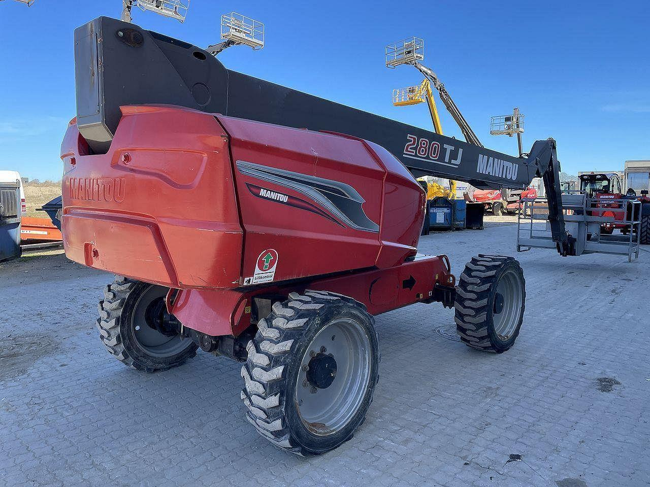 Manitou 280TJ - Teleszkópos emelő: 4 kép. Manitou 280TJ - Teleszkópos emelő: 4 kép.