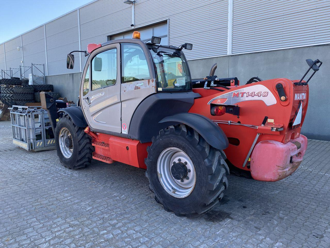 Manitou MT1440A ST3B - Teleszkópos rakodó: 2 kép. Manitou MT1440A ST3B - Teleszkópos rakodó: 2 kép.