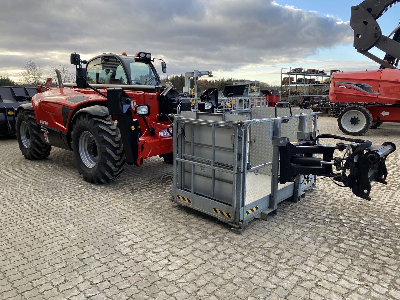 Manitou MT1440A ST3B - Teleszkópos rakodó: 5 kép. Manitou MT1440A ST3B - Teleszkópos rakodó: 5 kép.