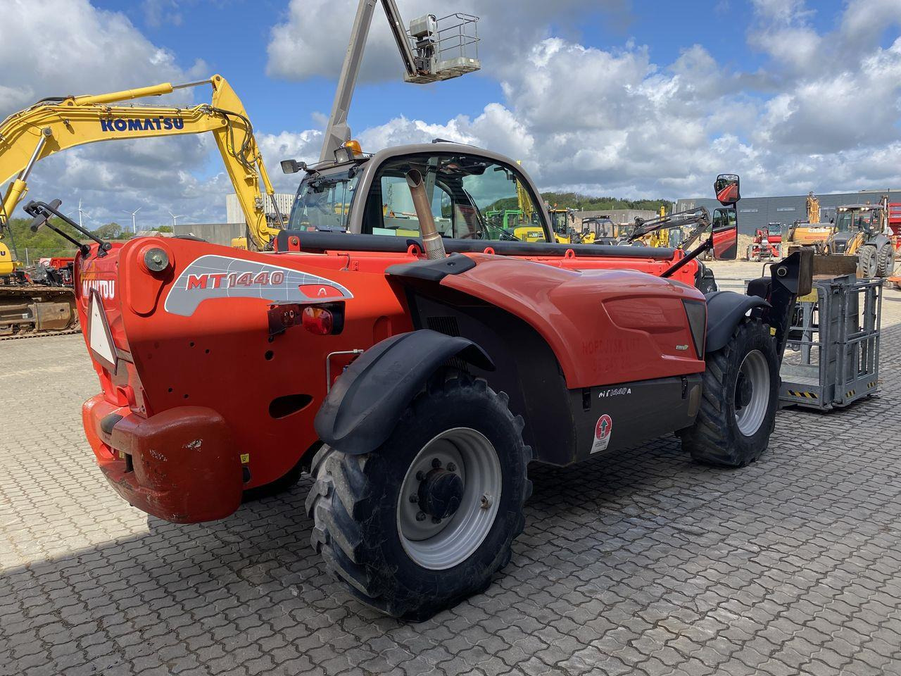 Manitou MT1440A ST3B - Teleszkópos rakodó: 4 kép. Manitou MT1440A ST3B - Teleszkópos rakodó: 4 kép.