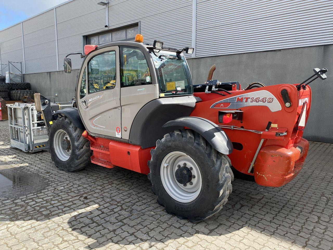 Manitou MT1440A ST3B - Teleszkópos rakodó: 2 kép. Manitou MT1440A ST3B - Teleszkópos rakodó: 2 kép.