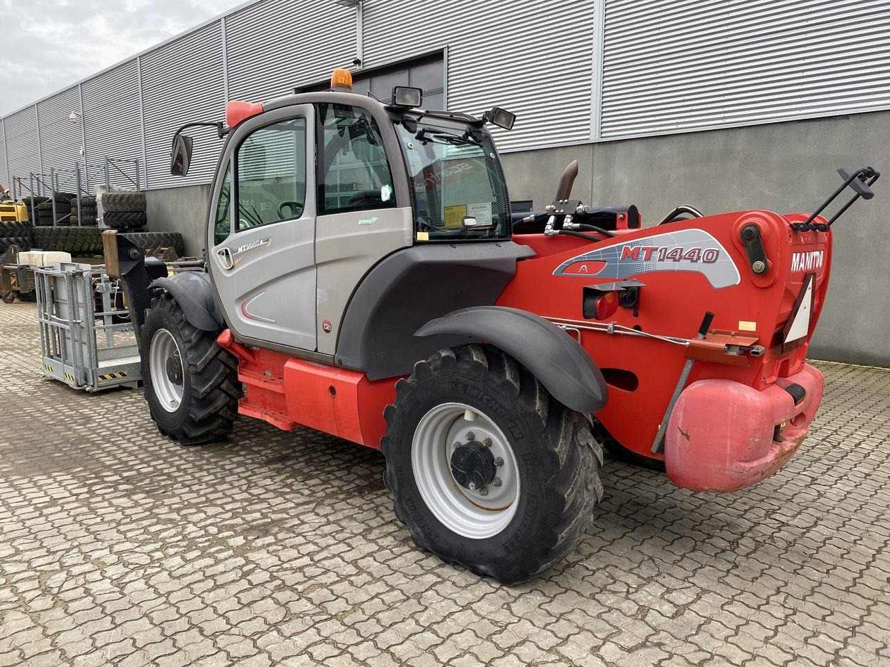 Manitou MT1440A ST3B - Teleszkópos rakodó: 2 kép. Manitou MT1440A ST3B - Teleszkópos rakodó: 2 kép.