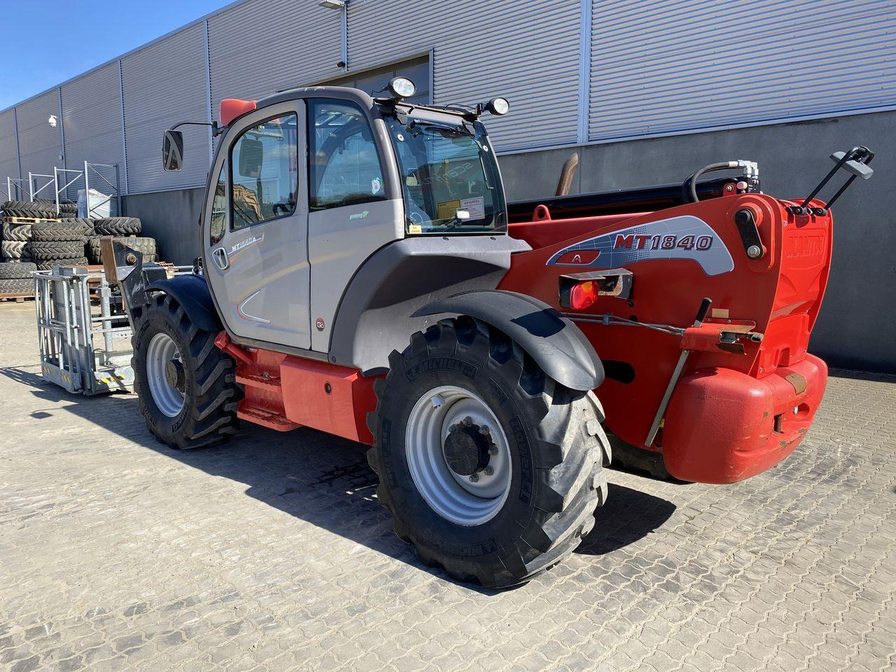 Manitou MT1840A ST3B - Teleszkópos rakodó: 2 kép. Manitou MT1840A ST3B - Teleszkópos rakodó: 2 kép.